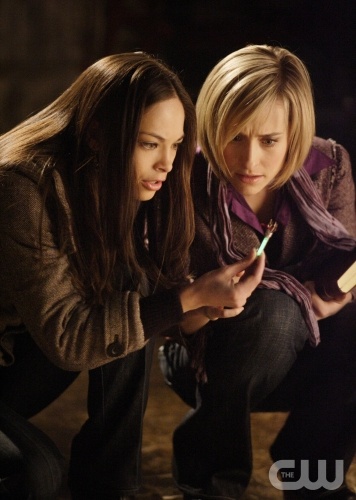 TheCW Staffel1-7Pics_354.jpg - "Traveler" -- Pictured (l-r) Kristin Kreuk as Lana Lang and Allison Mack as Chloe Sullivan in SMALLVILLE on The CW Network. Photo: Michael Courtney/The CW © 2008 The CW Network, LLC. All Rights Reserved.